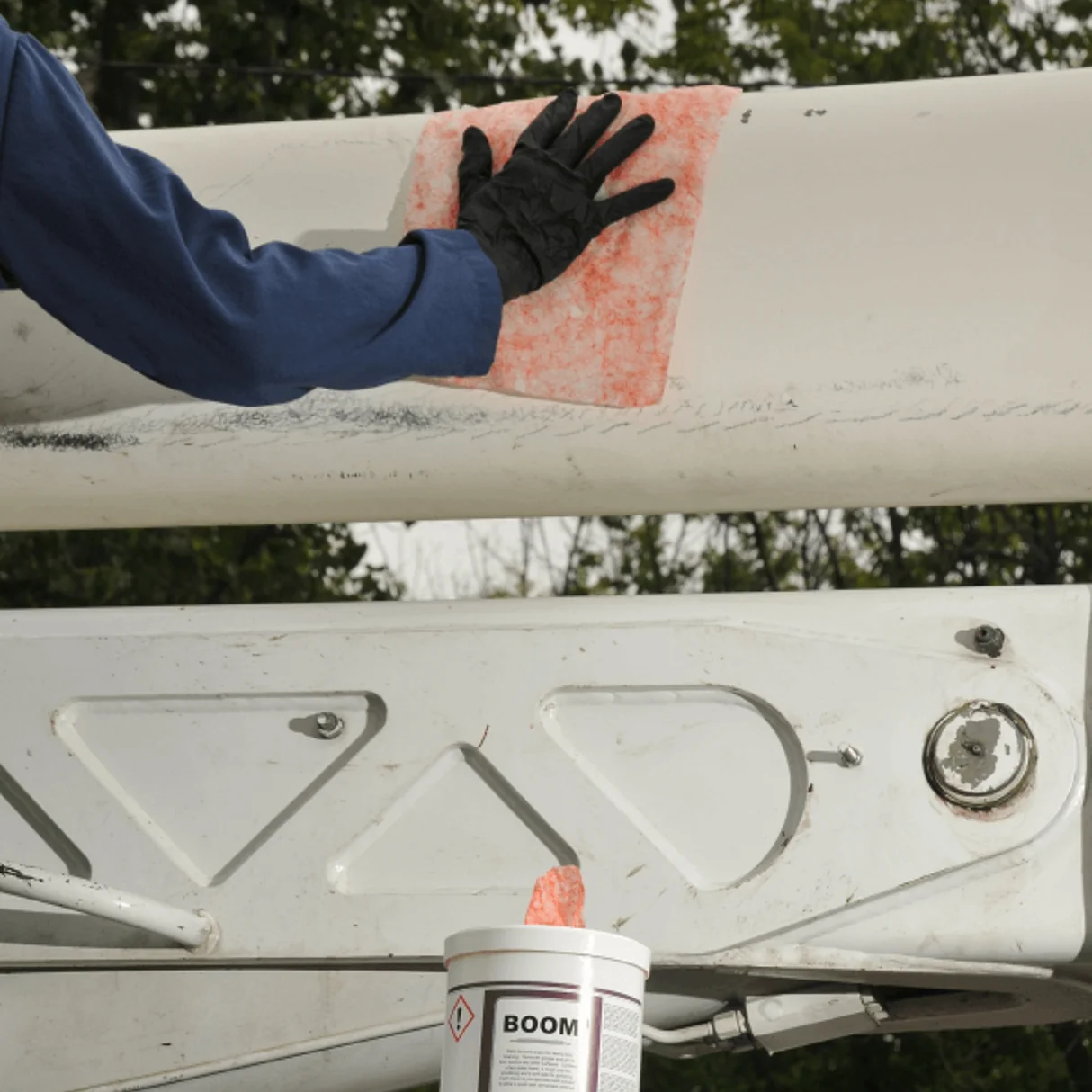 Polywater BOOM: Khăn lau vệ sinh cần và giỏ xe nâng người cách điện, an toàn với lớp gel coat