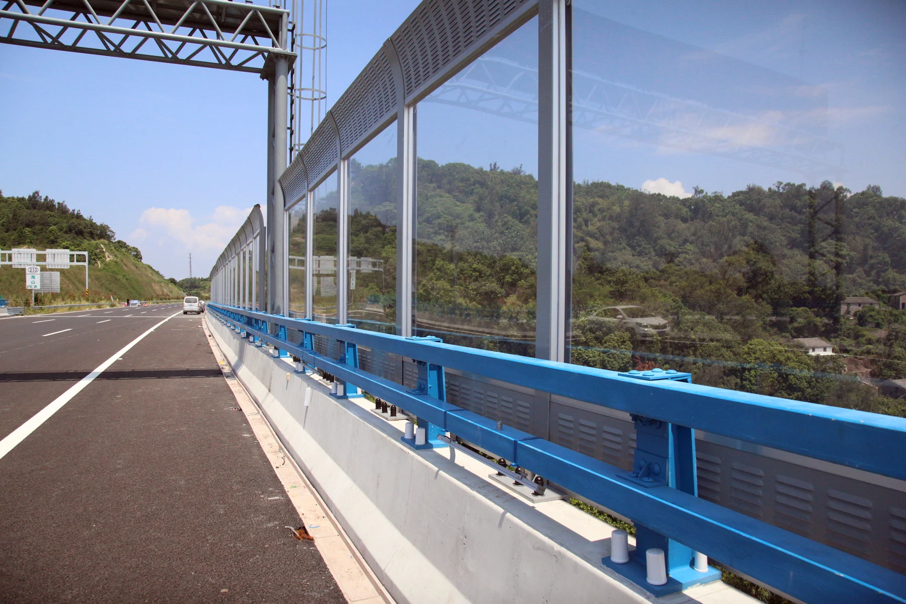 Tường Chống Ồn – Giải Pháp Giảm Tiếng Ồn Hiệu Quả Cho Cao Tốc, Nhà Máy & Khu Công Nghiệp